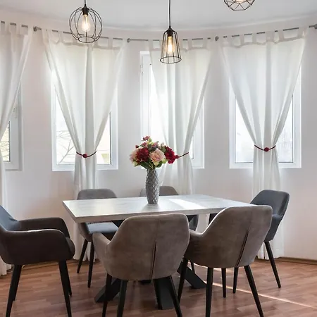 아파트 White Elegance Center